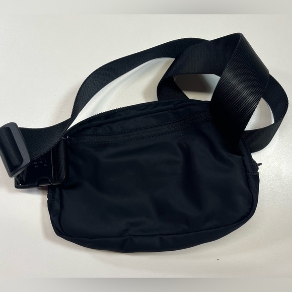 Lululemon Everywhere Black Belt Bag - Picture 5 of 12